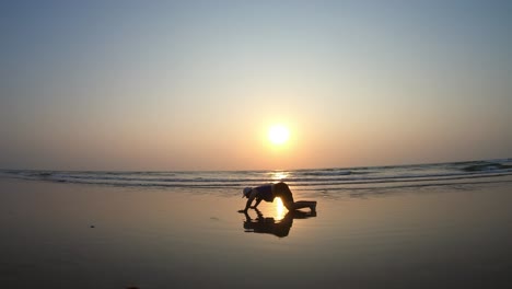 Silueta-De-Un-Hombre-Indio-Del-Sur-De-Asia-Corriendo-Hacia-La-Puesta-De-Sol-En-Una-Hermosa-Playa-Durante-Las-Vacaciones-De-Verano