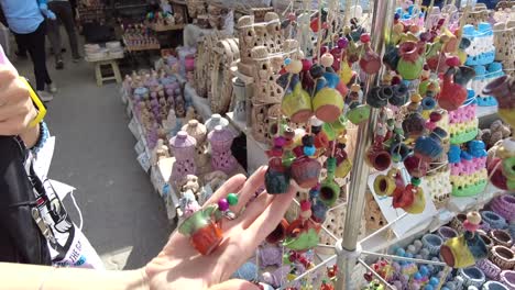 Primer-Plano-De-La-Mano-De-Una-Mujer-Tocando-Un-Recuerdo-En-Un-Mercado-Local-En-Capadocia,-Turquía