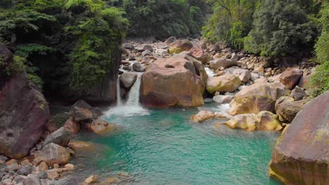 4K-Luftaufnahme-Eines-Kranfußes-Von-Einem-Wasserbecken-In-Der-Nähe-Der-Rainbow-Falls-In-Nongrigat,-Cheerapunji,-Meghalaya