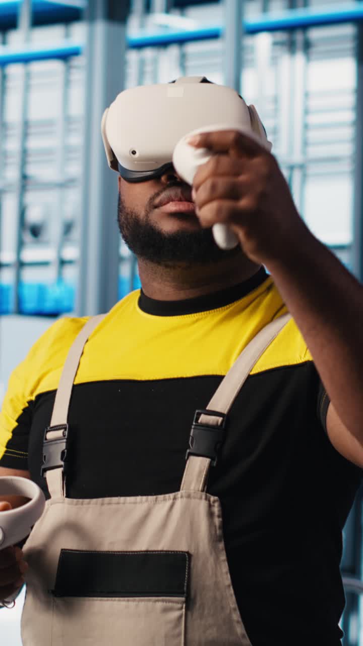 Vertical video Engineer using virtual reality tech in industry 4.0 solar panels plant