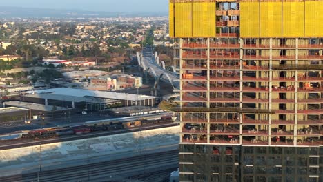 espectacular revelación de paralaje arial del puente viaducto de la calle 6 en los ángeles, california.