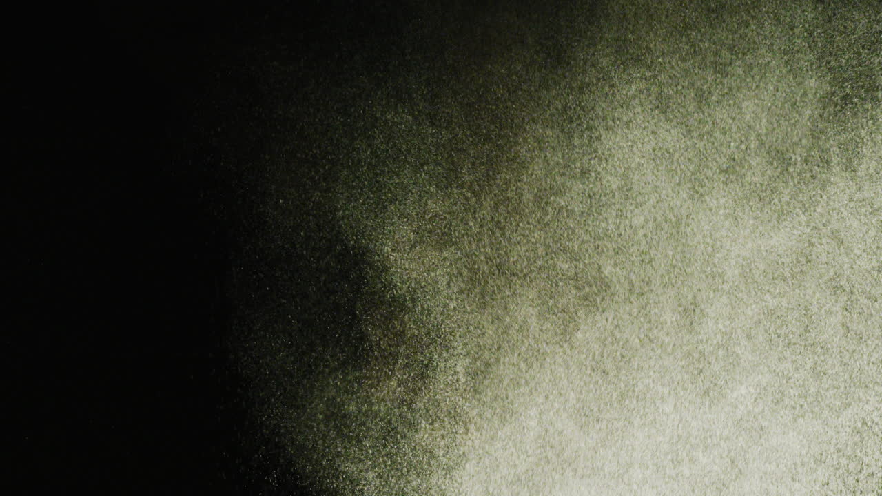 vídeo de polvos de color verde con espacio de copia en fondo negro