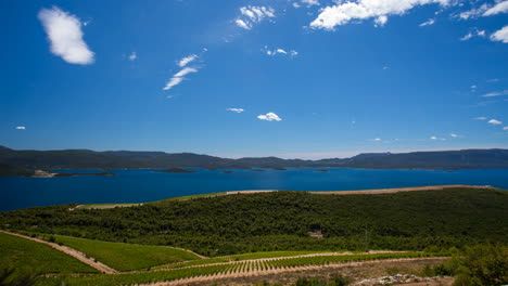 Lapso-De-Tiempo-Con-Nubes-Que-Se-Mueven-Lentamente-Sobre-La-Bodega-Rizman-En-Croacia-Vinarija-Klek-Viendo-Viñedos-Sobre-Las-Islas-Del-Mar-Adriático