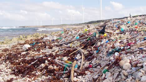 Estático-Ancho-De-Desechos-Plásticos-Hechos-Por-El-Hombre-Y-Basura-Que-Lentamente-Se-Lavan-En-La-Costa-Rocosa-En-El-Caribe