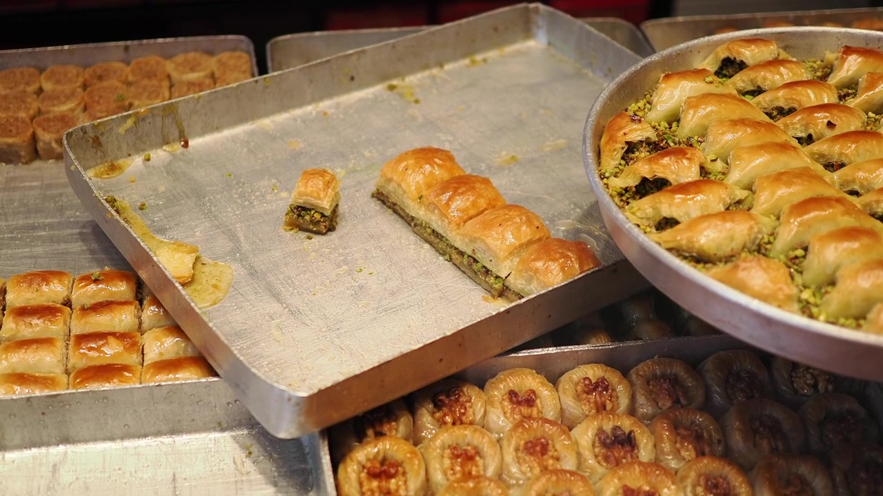 Bir Pastanede Geleneksel Baklava Servis Eden Pastacı Şef