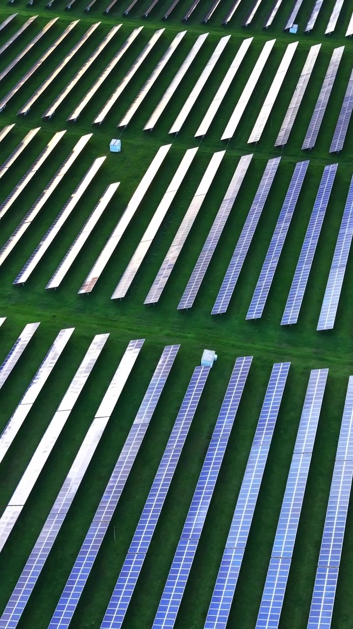 Pannelli solari ricoprono un vasto campo in un progetto di energia sostenibile