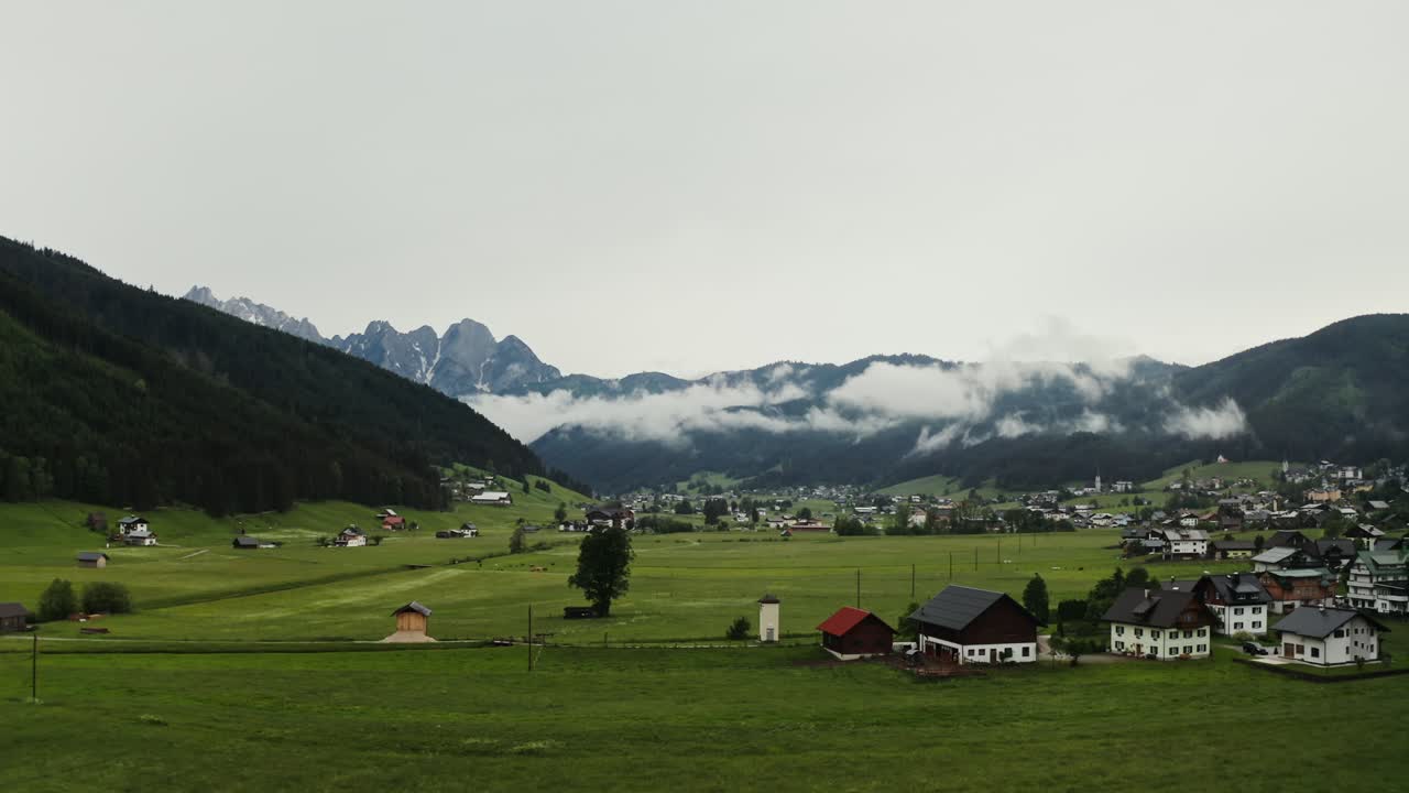 paisaje de un pueblo alpino lleno de niebla