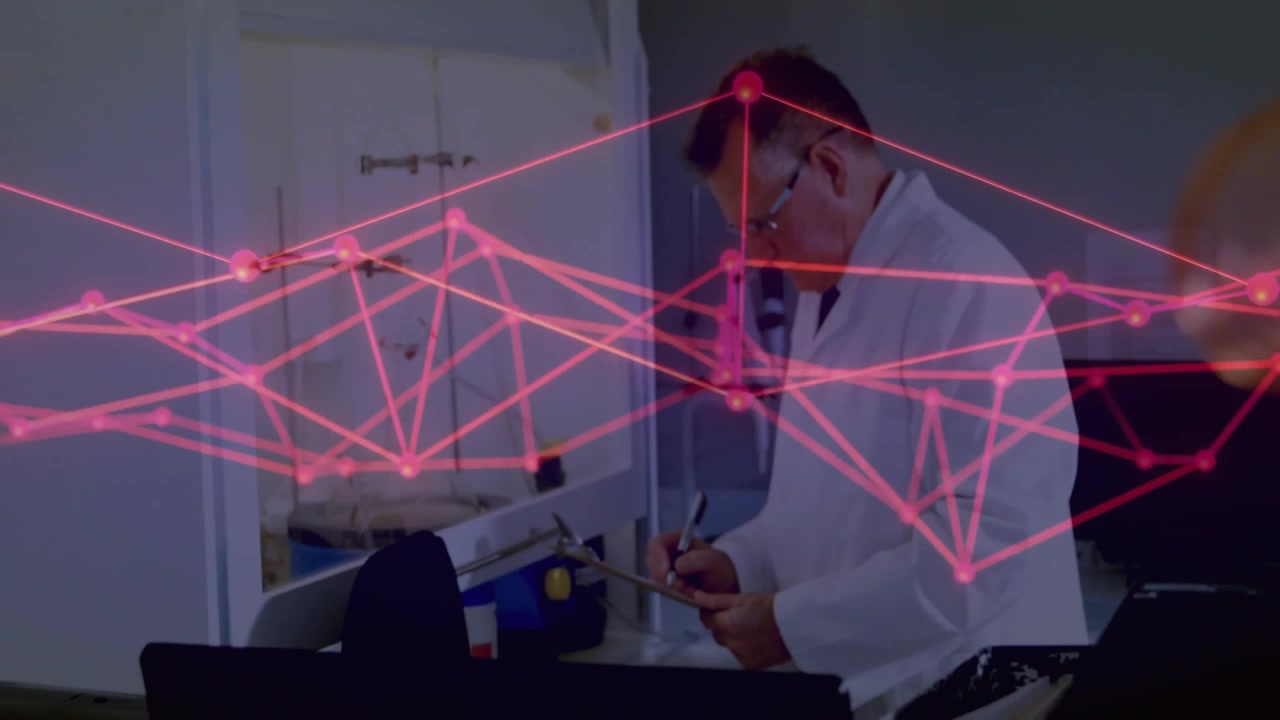 Scienziato anziano che ispeziona una bobina usando un misuratore per un test tecnologico, con una rete rossa pulsante accanto agli indicatori.