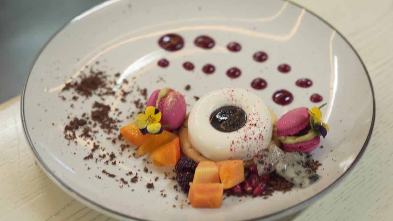 분홍색 마카롱, 과일 조각, 체리 잼 방울로 만든 디저트 클로즈업