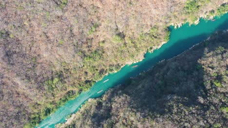 Vista-Aérea-De-Un-Barco-En-El-Río-De-Montaña-En-Tamasopo-San-Luis-Potosi-México