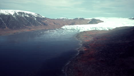 Montañas-Nevadas-E-Icebergs-A-La-Deriva-En-El-Mar-De-Groenlandia