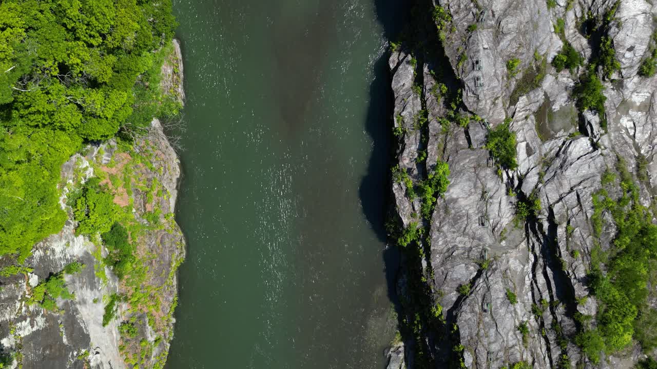 돌의 절벽이 있는 아름다운 강 위의 느린 움직임의 무인기 비행