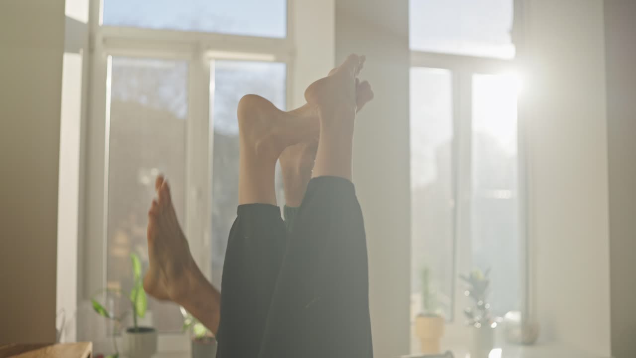 요가 다리 벽 위 포즈