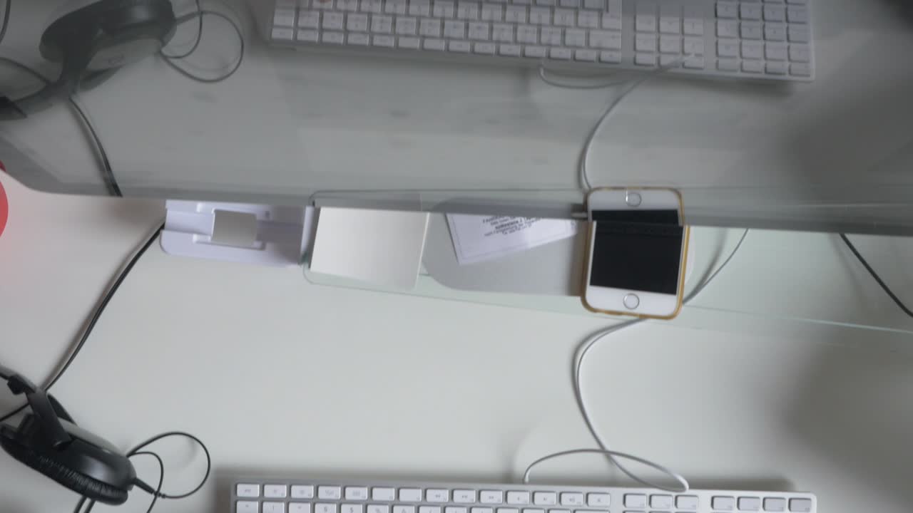 vista de arriba hacia abajo del escritorio con la mano, el monitor y el teclado