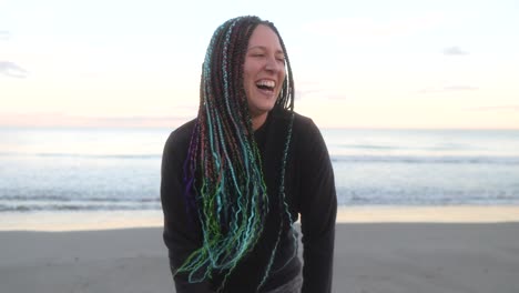 mujer con trenzas sonríe cansada después de correr