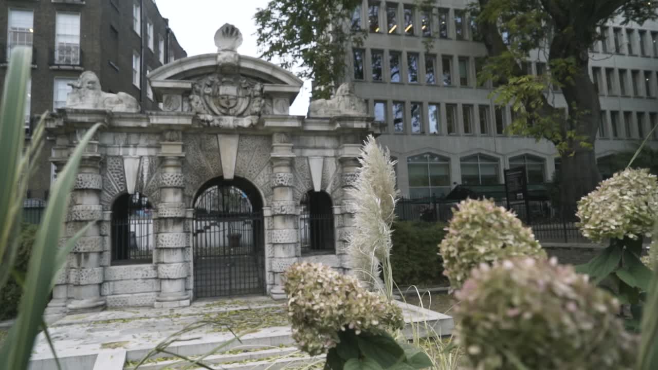 도시 정원 에서 장식 된 돌 의 아치