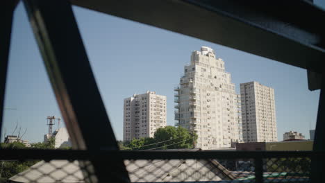 Vista-De-Edificios-Con-Un-Fanático-Del-Fútbol-Caminando