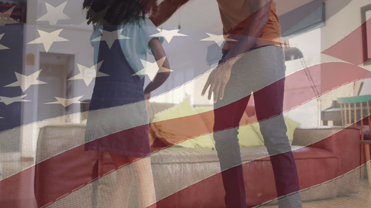 animación de la bandera de los estados unidos de américa sobre un padre y una hija afroamericanos bailando