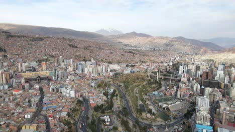 Drohnenaufnahme:-Skyline-Von-La-Paz-Mit-Der-Atemberaubenden-Präsenz-Des-Berges