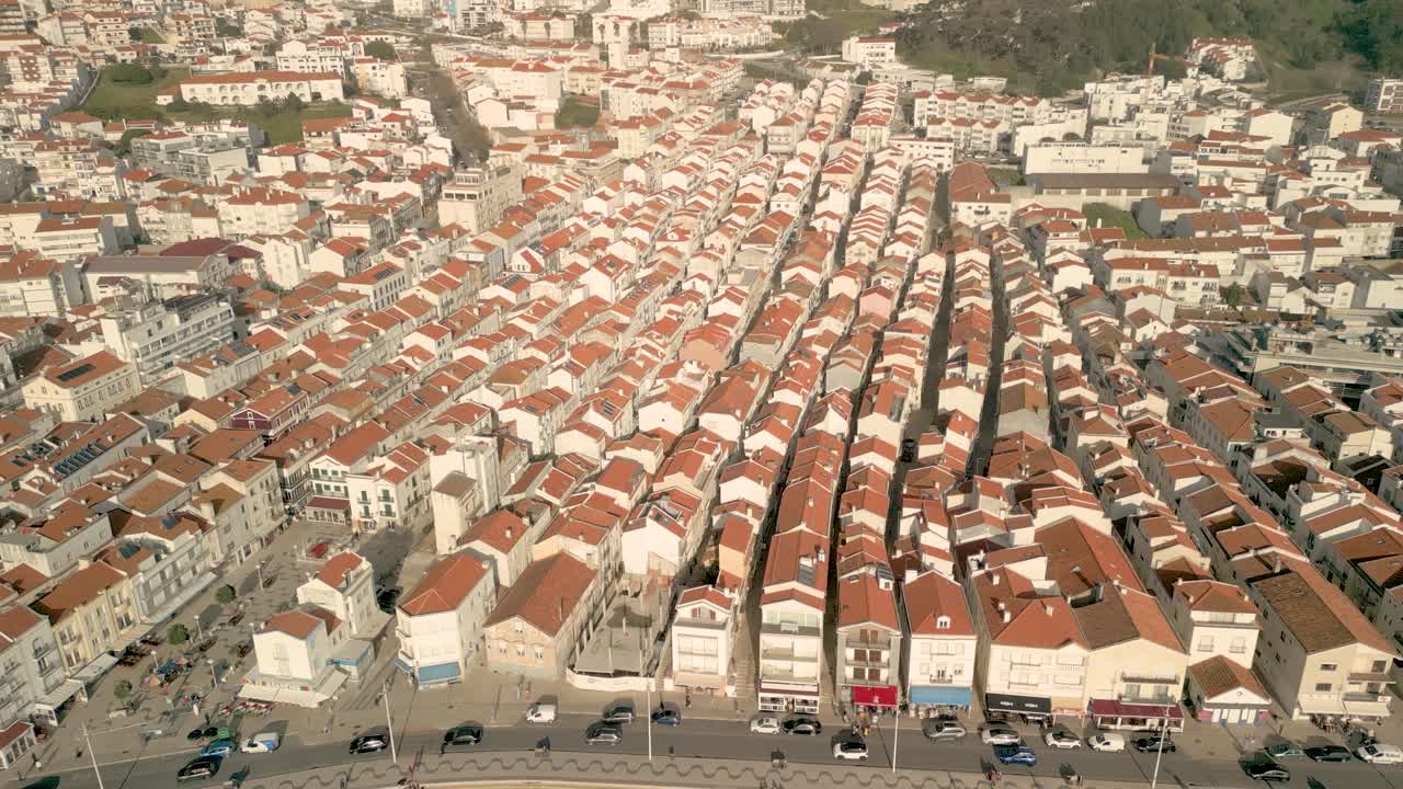 나자레 해변 을 따라 운전 하는 자동차 들 을 보여 주는 공중 도리  ⁇