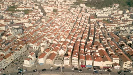 Luftaufnahme-Eines-Dollys,-Die-Autos-Zeigt,-Die-Am-Strand-Von-Nazare-Entlangfahren