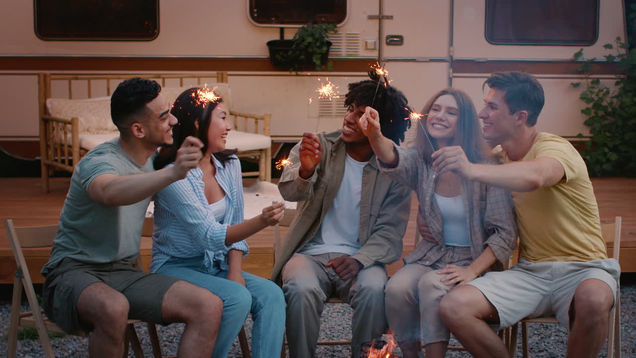 캠프 불 에서 반이는 불꽃으로 재미를 느끼는 친구들