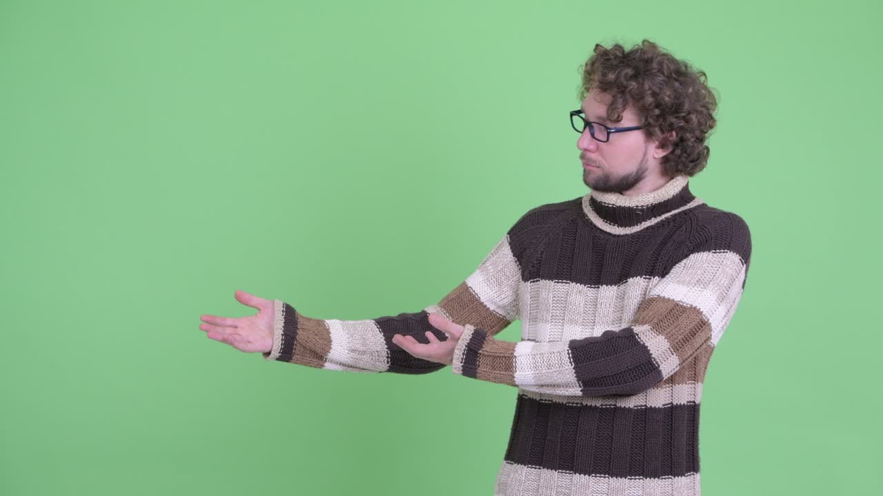 곱슬머리를 가진 젊은 잘생긴 수염이 있는 남자