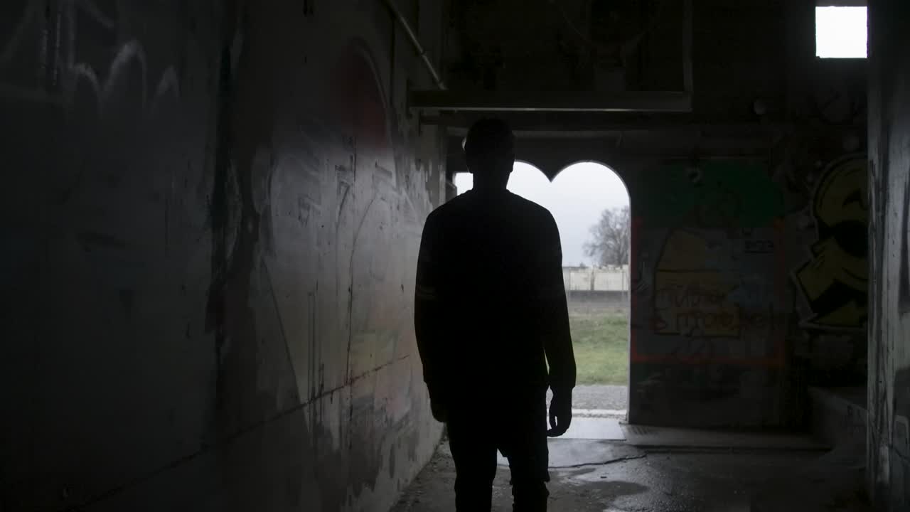 어두운 사람이 터널을 통해 걷는다