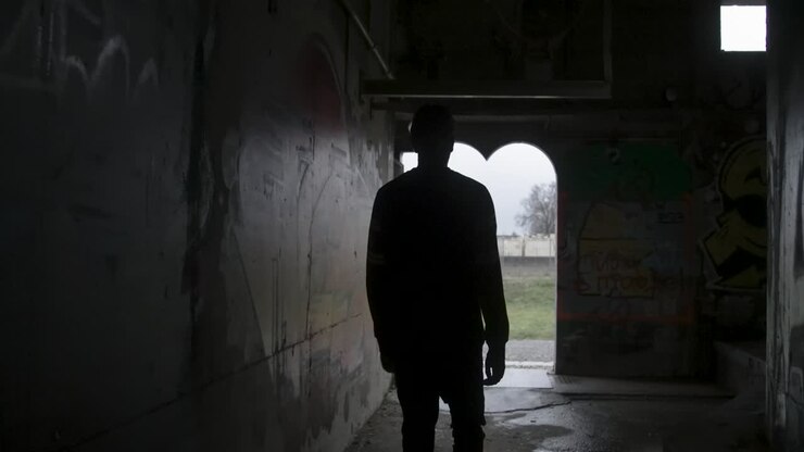 l'uomo scuro cammina attraverso il tunnel