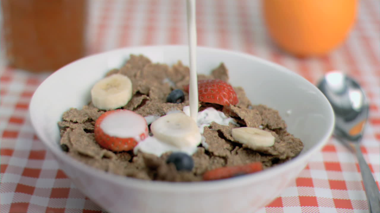 초 느린 동작으로 우유가 여지고 있습니다.