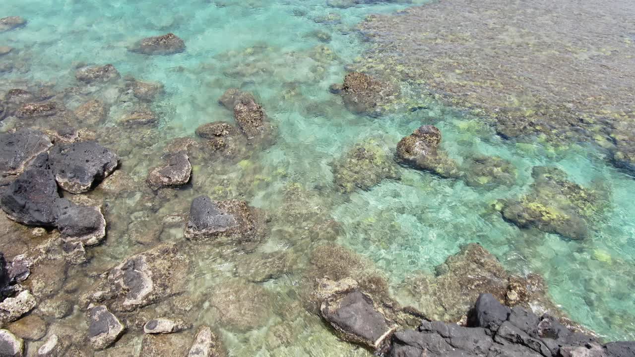 antena: drone volando sobre arrecifes de coral y pozas de marea en la playa de punalau, maui occidental, hawaii