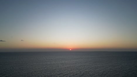 puesta de sol en el océano índico en la playa de kusini al este de la isla de zanzíbar, tanzania áfrica, tiro alto aéreo