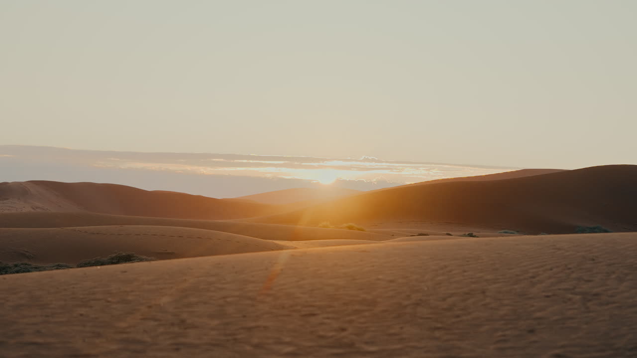 el amanecer sobre las dunas del desierto