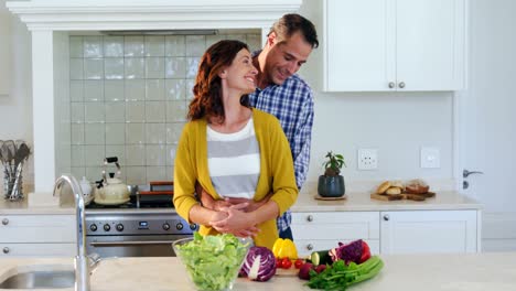 Pareja-Abrazándose-En-La-Cocina