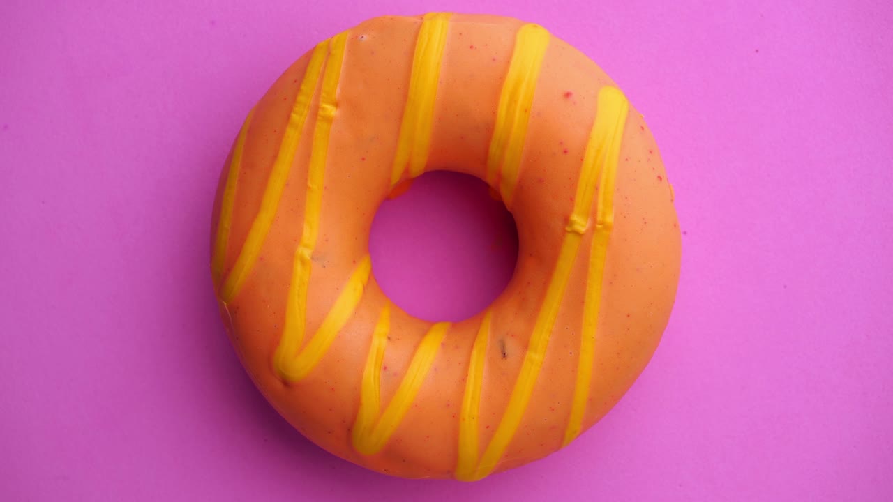 Ciambella glassata in primo piano. Loop continuo
