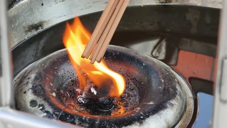 quemando incienso en una lámpara de aceite del templo