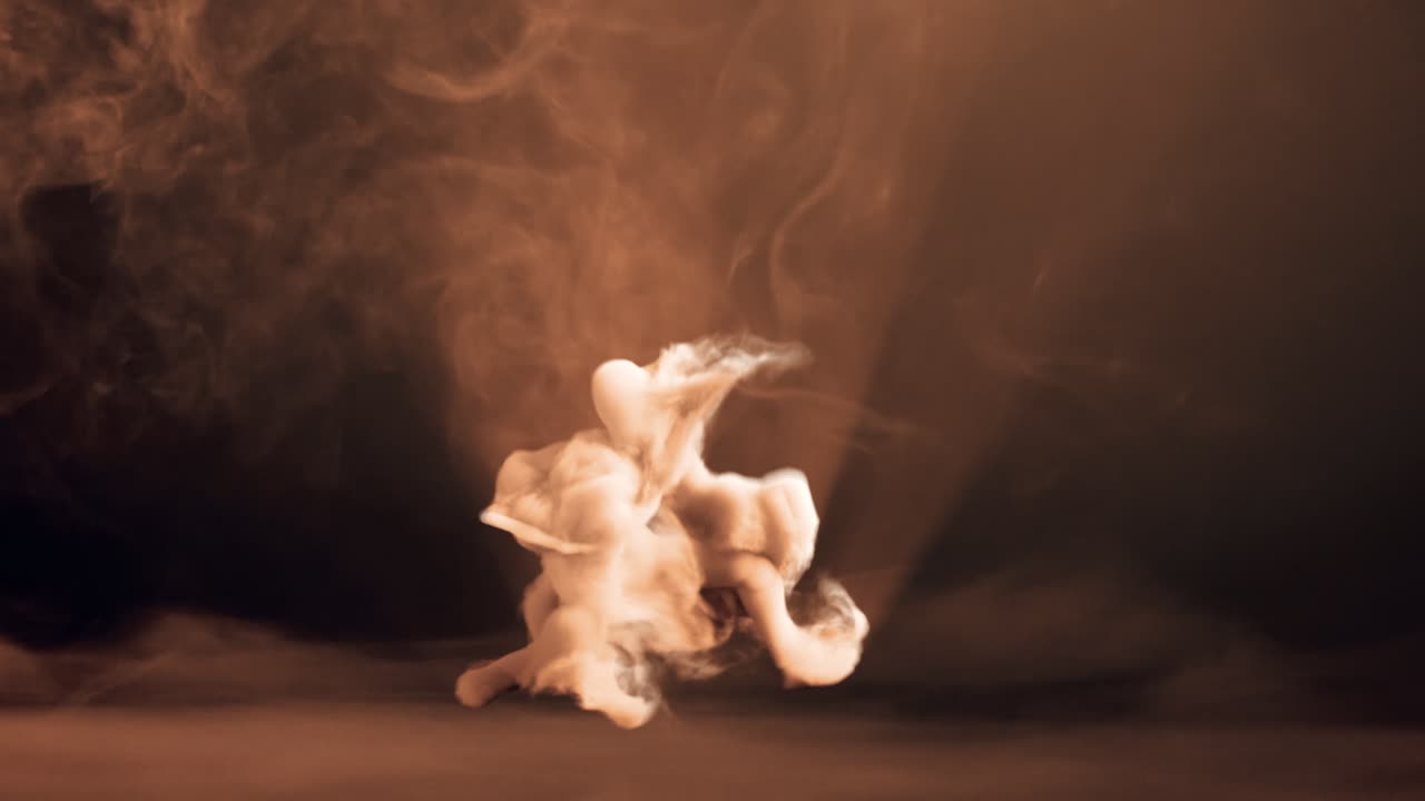 추상적인 스모크 피거 퍼포먼스