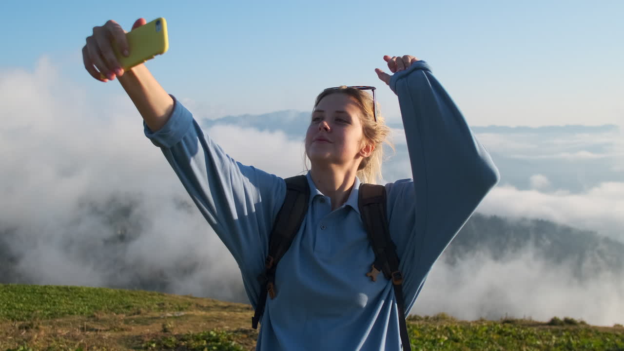 산에서 셀피를 찍는 여자
