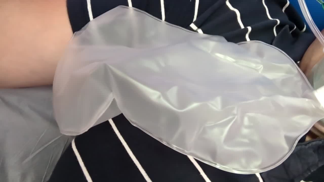 성인 산소 봉투가 부풀어오르고 공기를 꺼내고 있습니다.