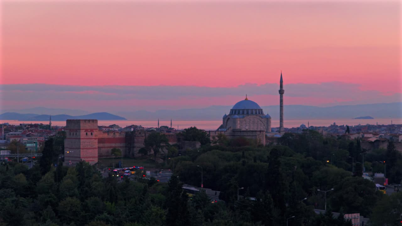 Pôr do sol, hora dourada, céu rosa e roxo após o brilho crepuscular, Yenikapı, Mesquita Azul, sinagoga, Istambul, Turquia, Türkiye, vista aérea de drone, paisagem panorâmica, paisagem urbana, Estreito de Bósforo, vista do porto, trânsito, carros, movimento ascendente
