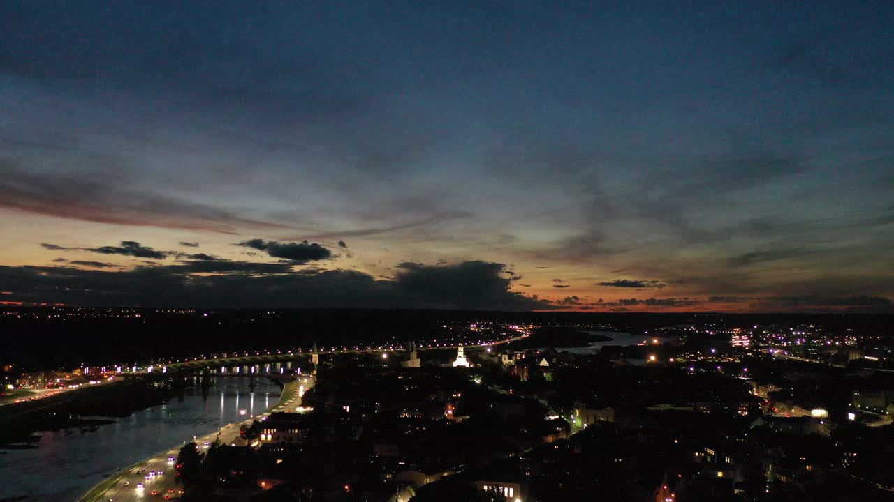 밤에 카우나스 도시입니다. 드론 조감도. 리투아니아