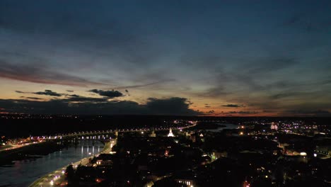ciudad de kaunas en la noche. vista aérea de drones. lituania