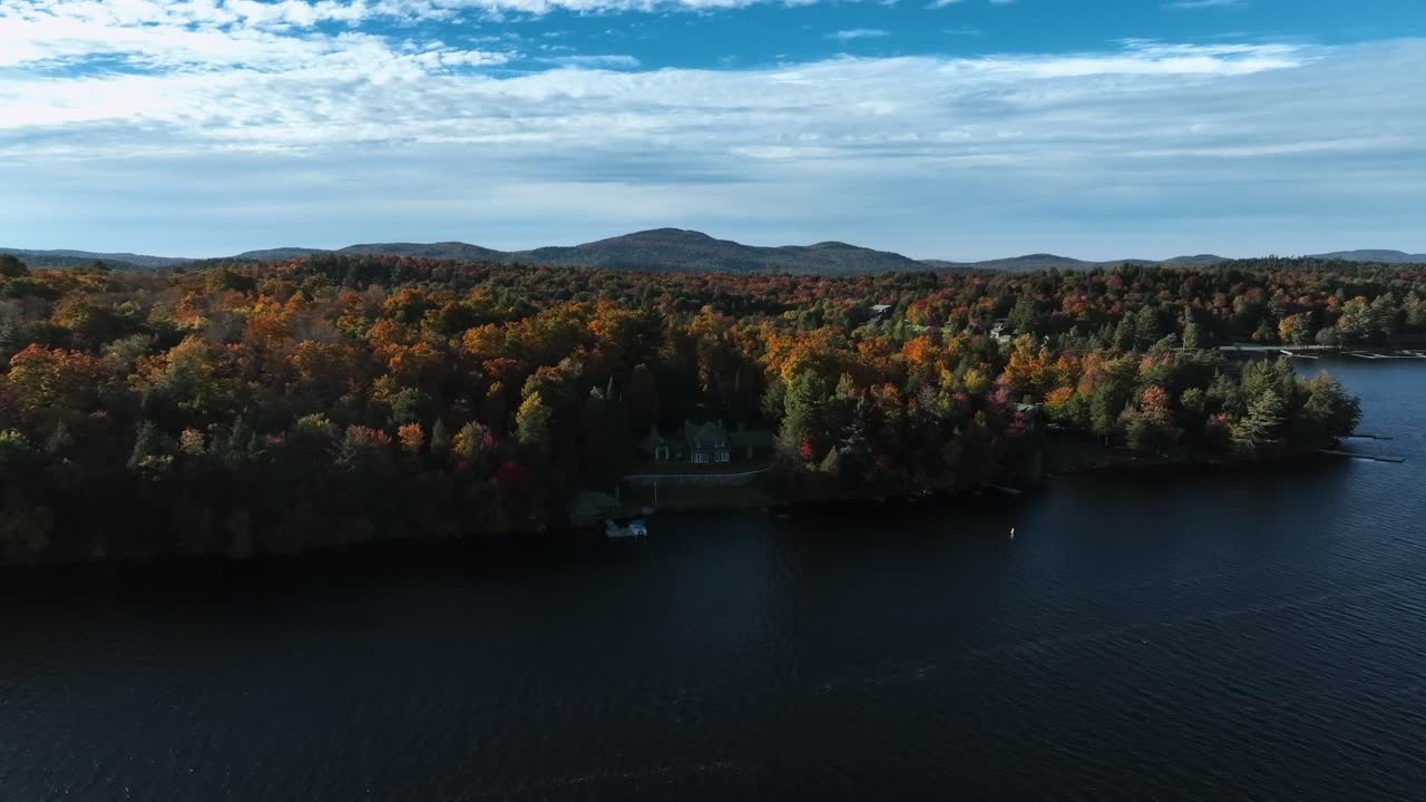 cabaña a la orilla del lago en medio del bosque de otoño en new hampshire, estados unidos