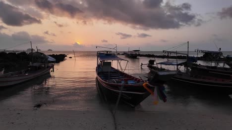 Múltiples-Barcos-Atracados-Junto-A-La-Costa-Durante-La-Hermosa-Puesta-De-Sol-Dorada,-Tailandia