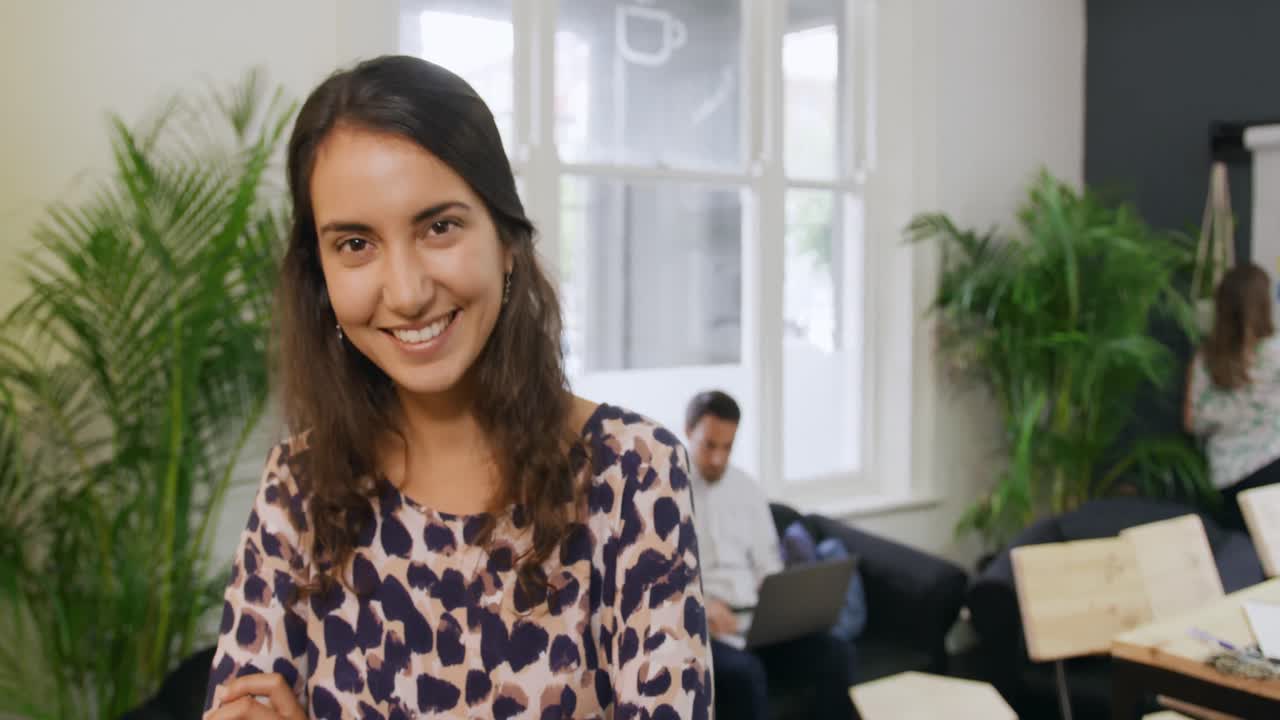 mujer profesional del milenio que trabaja en una oficina creativa