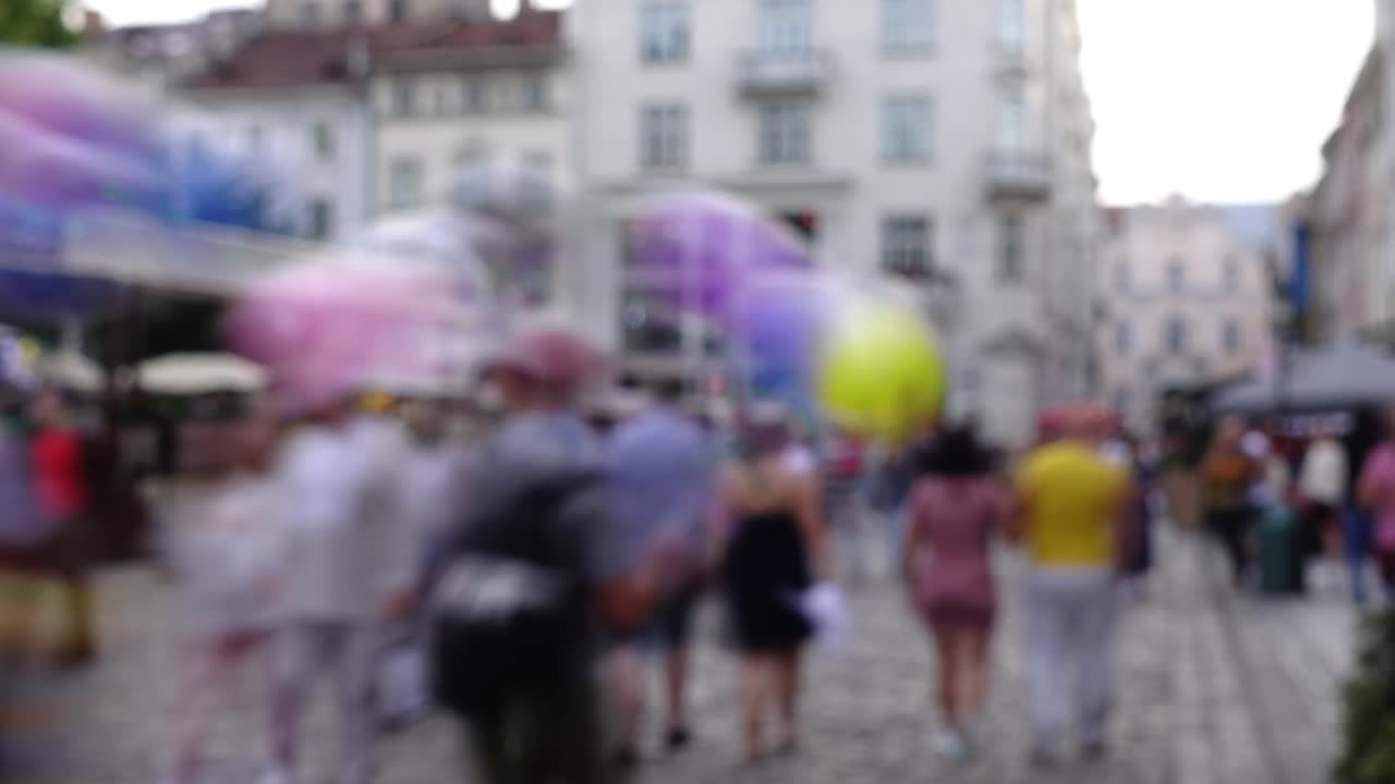Folla di persone nelle strade della città. Time lapse. Sfocato