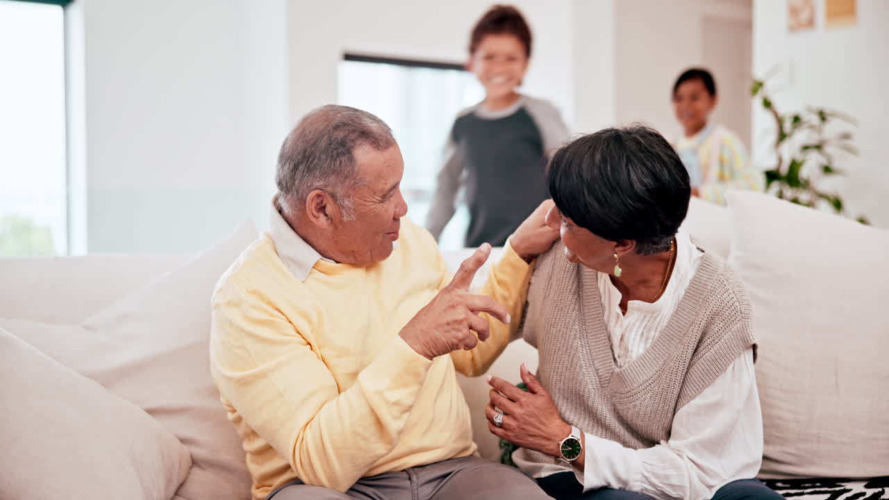 가족, 할아버지, 할머니와 아이들이 행복하게 놀고 있습니다.
