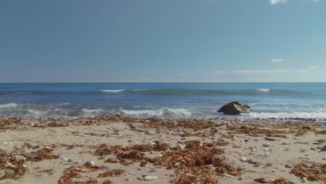 Leerer-Strand-Im-Mittelmeer