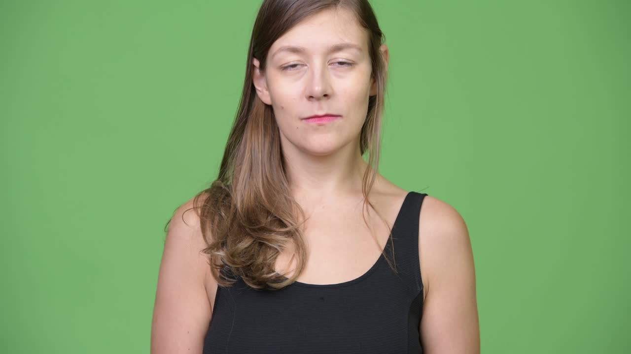 초록색 배경에 아름다운 젊은 여성