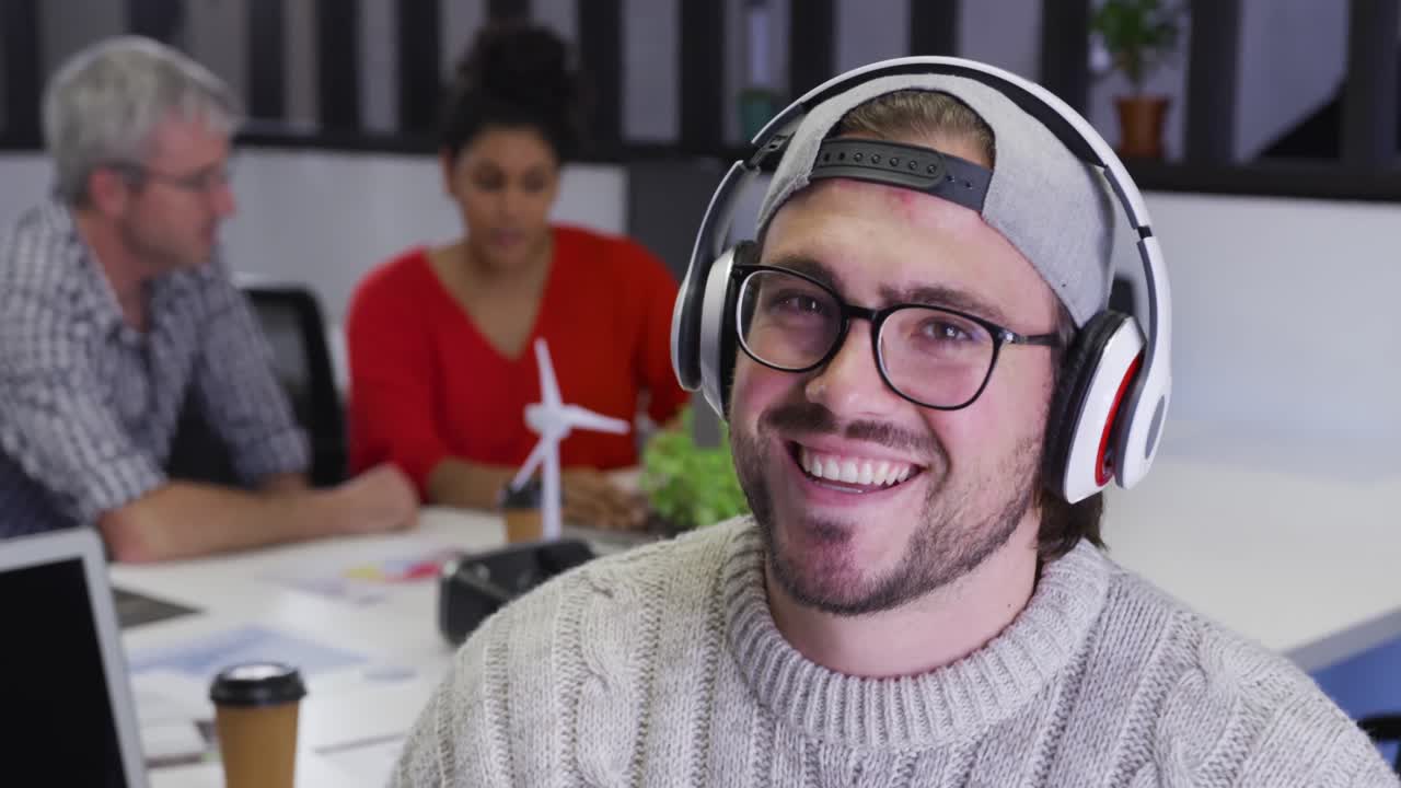 Uomo caucasico che lavora in un ufficio creativo